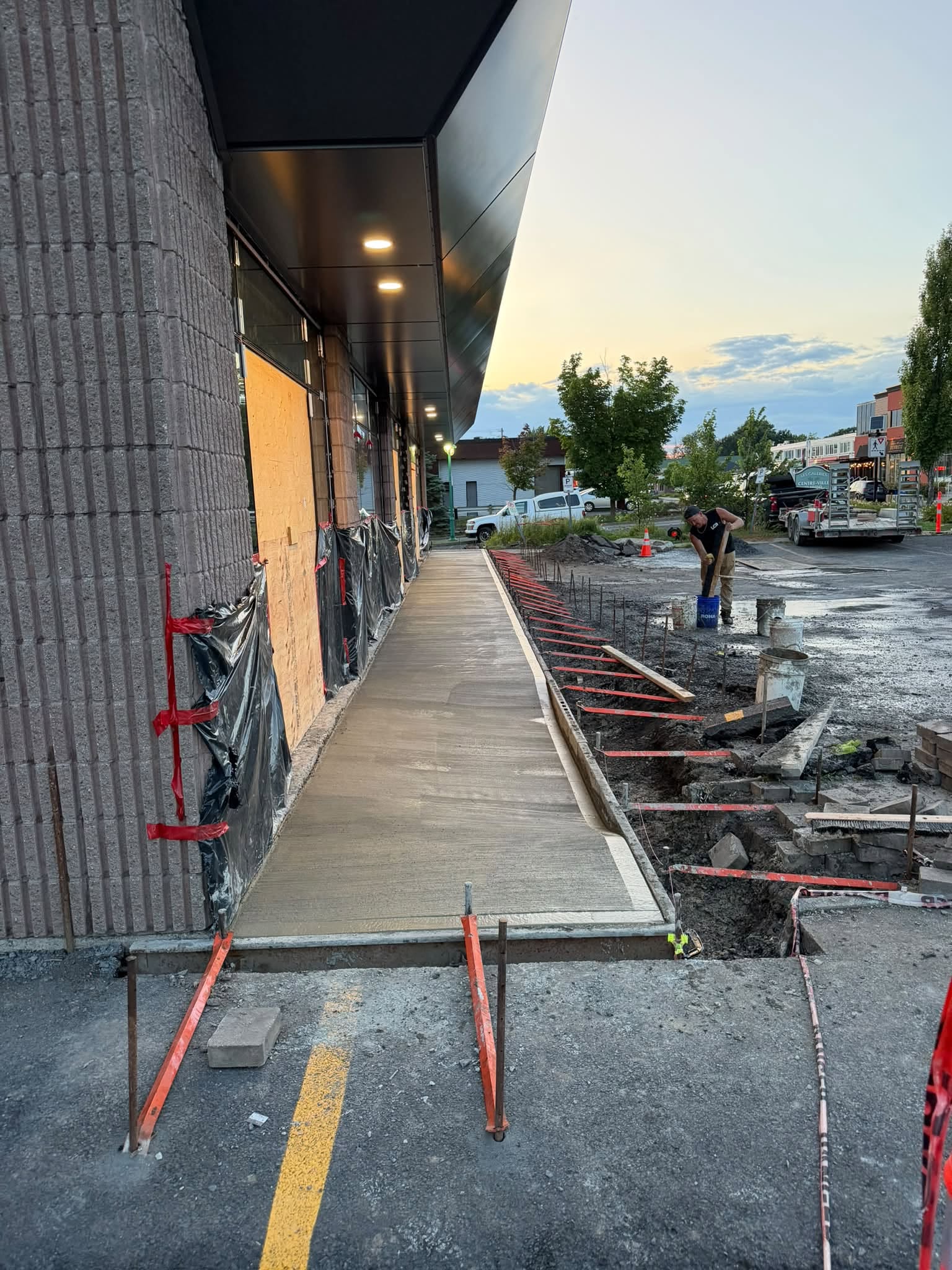 Chantier commercial : coffrage, armature et trottoir de béton